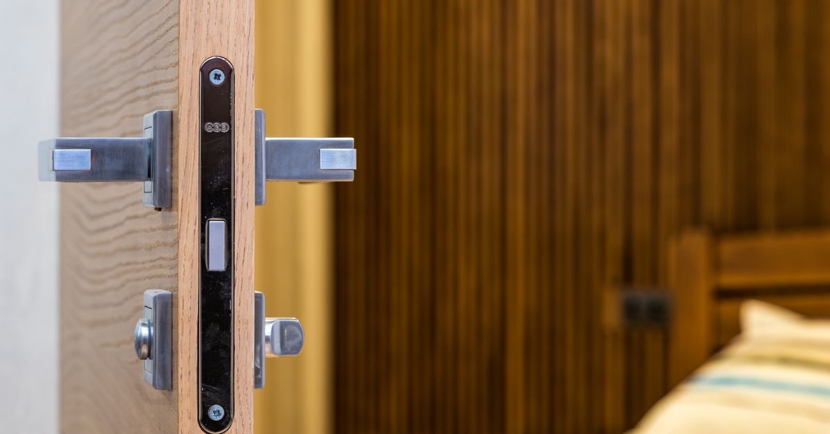 How to Know If a Locksmith Is Legit (Before You Let Them Touch Your Door) — Lake View Locksmith Chicago