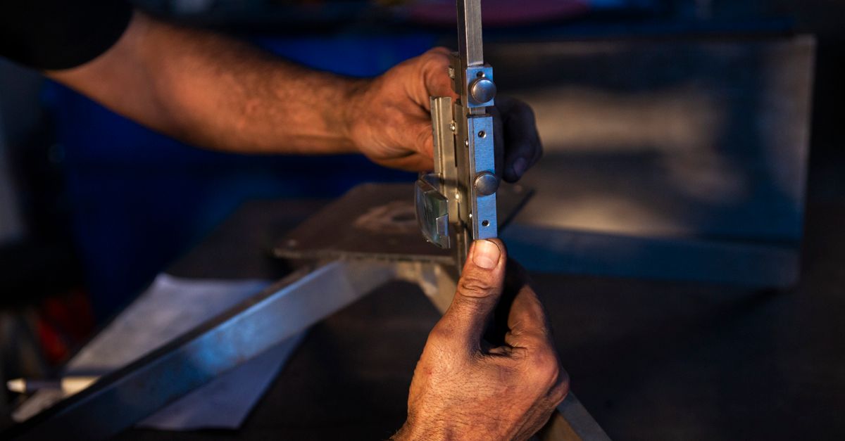 locksmith service technician — Lake View Locksmith Chicago